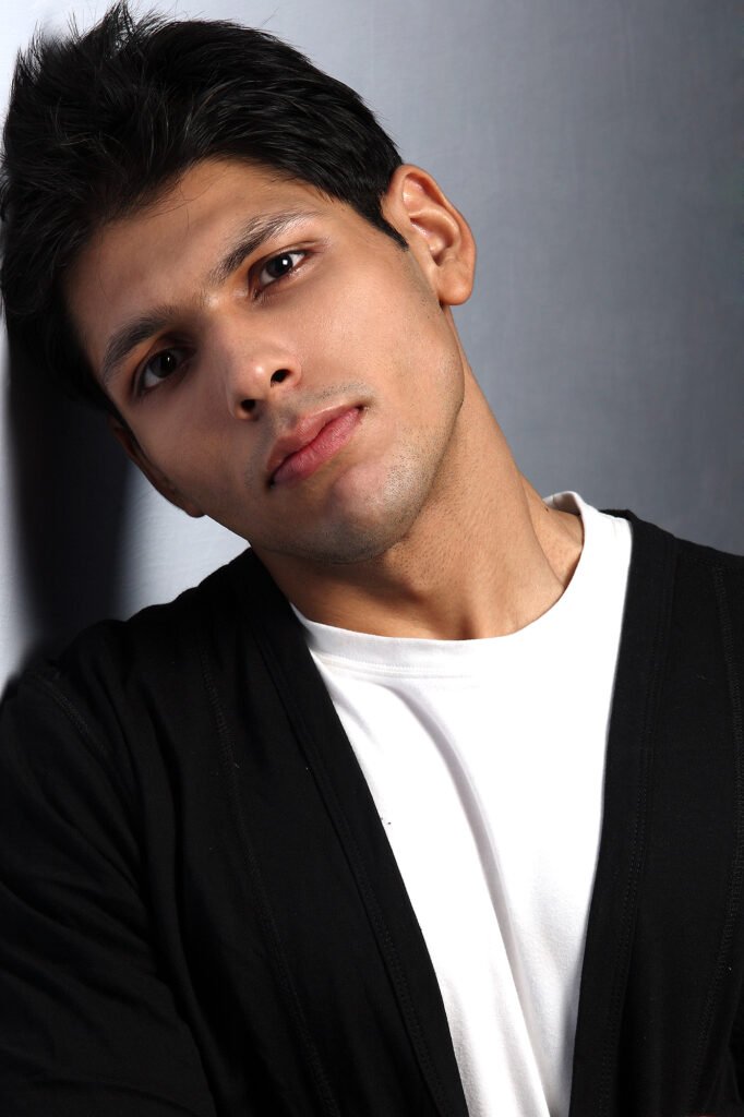 Casual male headshot by an Auckland portrait photographer featuring lifestyle studio lighting.